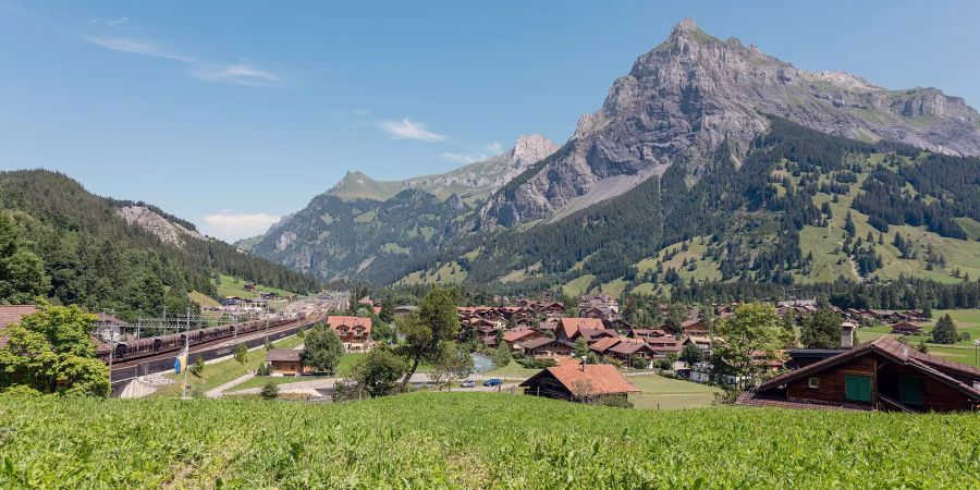 Blick auf Kandersteg und hinten das Düdenhorn.