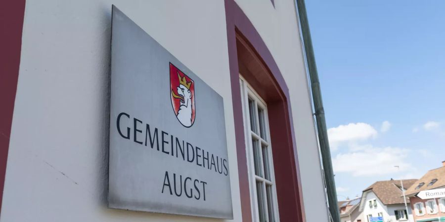 Schild mit Wappen am Gemeindehaus Augst.