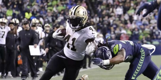 Action in der NFL: Alvin Kamara (l) von den New Orleans Saints wird von Ryan Neal von den Seattle Seahawks attackiert. NFL