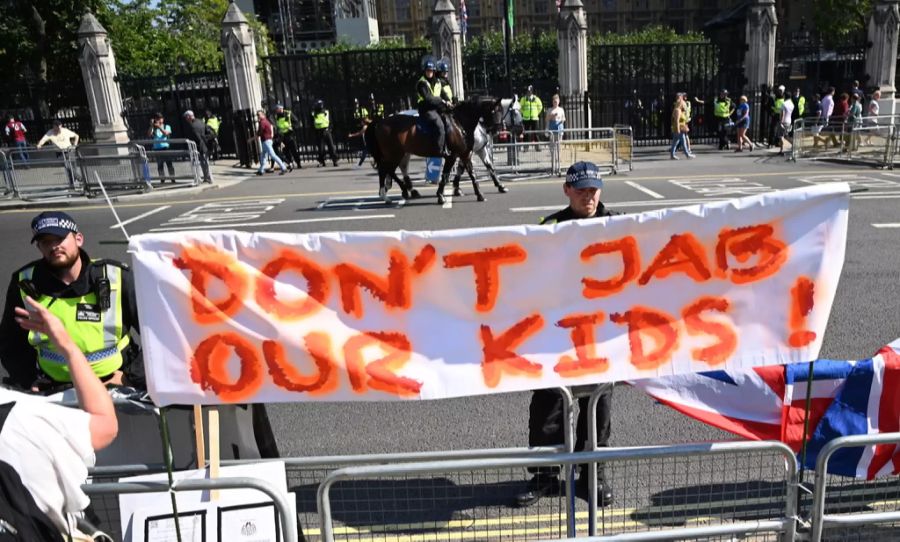 Ein Demonstrant in London hält ein Plakat hoch, auf dem steht: «Pikst unsere Kinder nicht!»