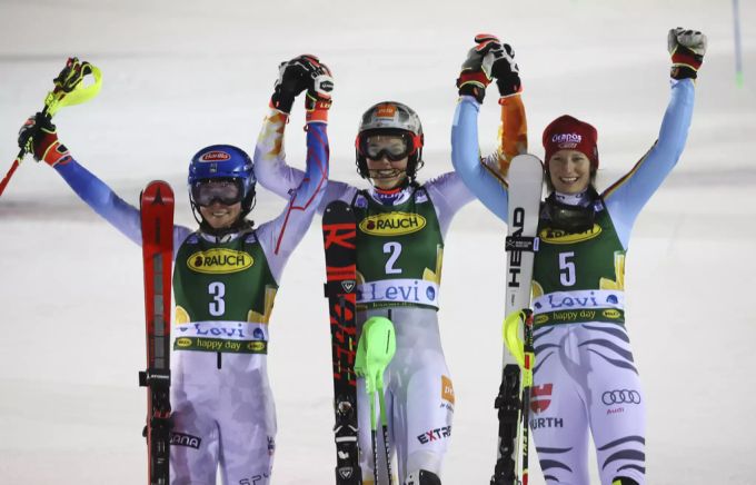 Das Podest in Levi mit Mikaela Shiffrin (l.), Petra Vlhová (m.) und Lena Dürr (r.). Podest Levi Petra Vlhová