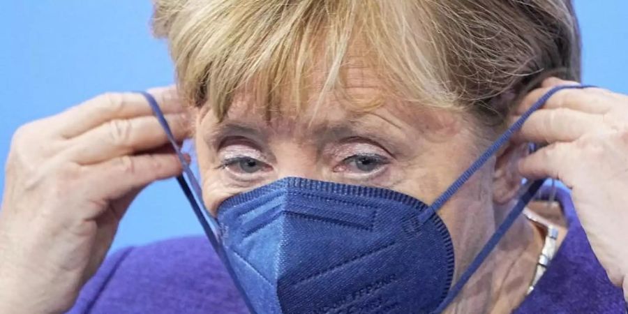 Die geschäftsführende Bundeskanzlerin Angela Merkel trat im Anschluss an die Videokonferenz mit den Ministerpräsidentenvor die Presse. Foto: Michael Kappeler/dpa POOL/dpa