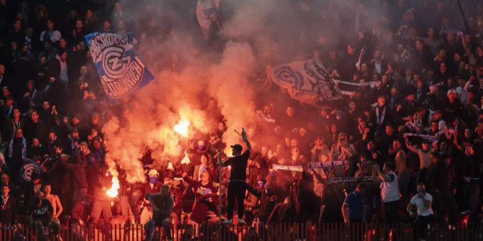 Für Schweizer Fussball-Fans kommt offenbar die ID-Pflicht. Super League