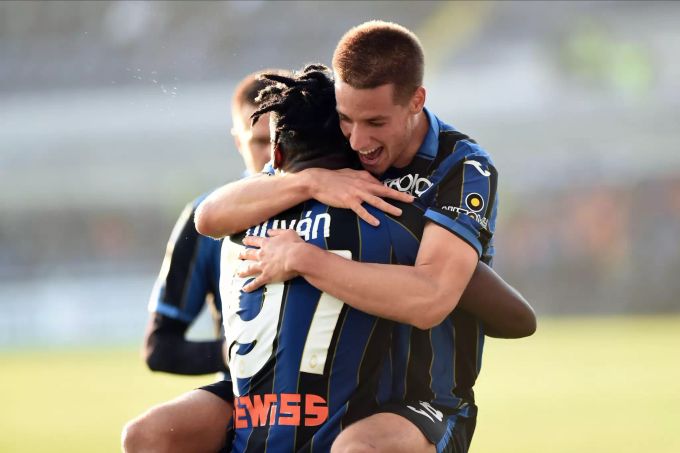Duvan Zapata und Mario Pasalic (Atalanta Bergamo) feiern ein Tor gegen La Spezia. Atalanta Spezia YB