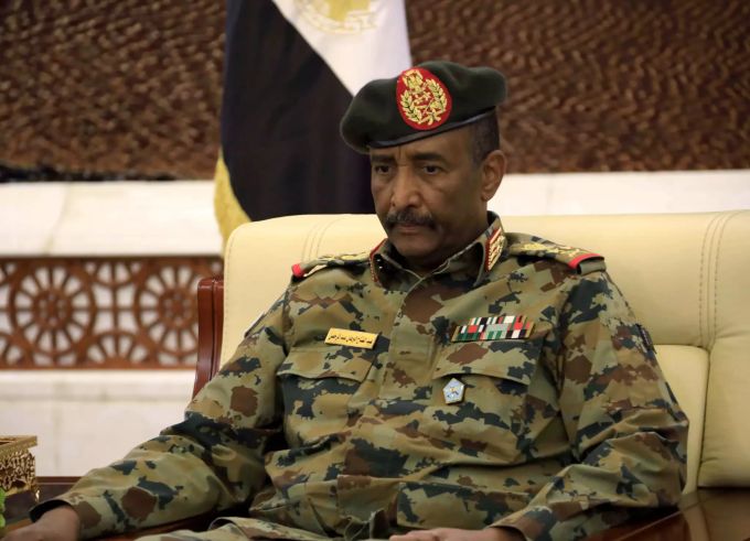 General Abdel Fattah al-Burhan verspricht seinem Land Demokratie, was vom Volk bezweifelt wird. Abdel Fattah al-Burhan