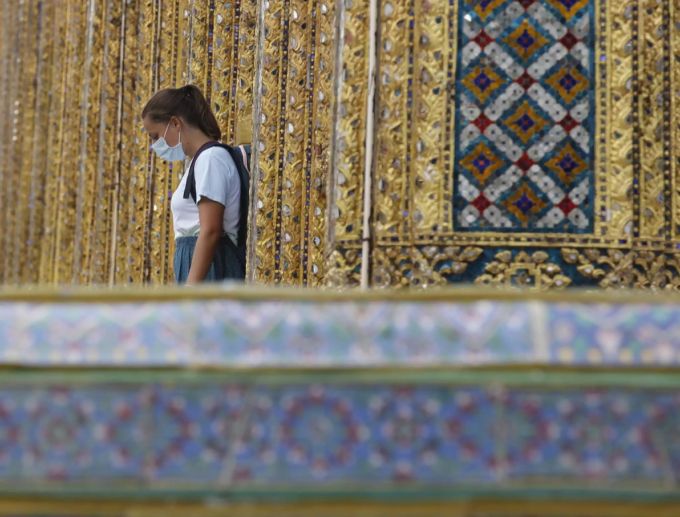 Eine der ersten Touristinnen in Thailand. thailand coronavirus