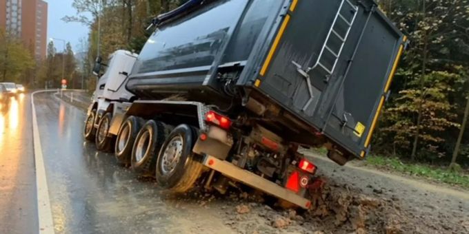 Der Lastwagen sank im weichen Untergrund ein und musste mittels Krans herausgezogen werden. Kantonspolizei Bern