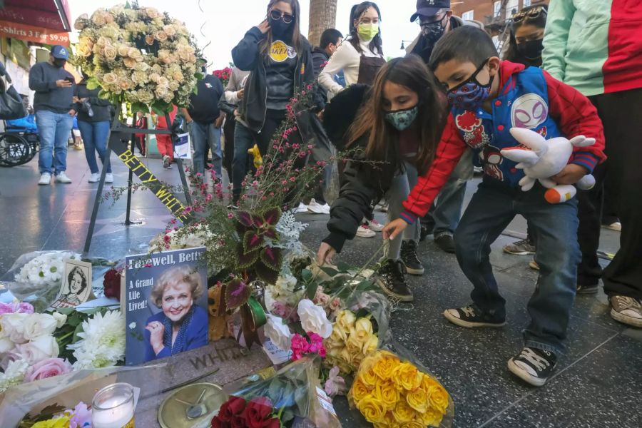 Fans hinterlassen Blumen auf Betty Whites Stern auf dem «Hollywood Walk of Fame».