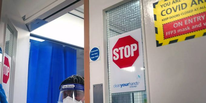 Ein Mitarbeiter im Gesundheitswesen geht durch eine Station für Corona-Patienten im King's College Hospital. Die Zahl der Corona-Infektionen in Grossbritannien hat einen neuen Höchststand er Coronavirus London