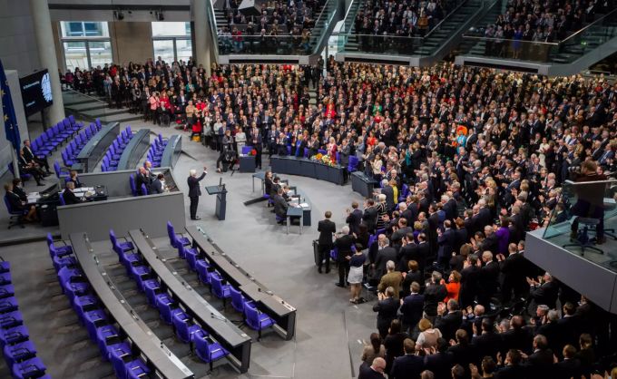 Berlin: Frank-Walter Steinmeier winkt im Reichstagsgebäude nach seiner Wahl zum Bundespräsidenten den Delegierten der Bundesversammlung zu. Bundespräsident Frank-Walter Steinmeier
