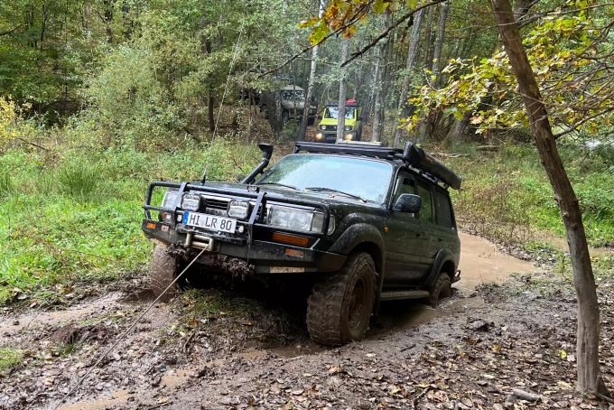 Es geht immer weiter: Wer sich festgefahren hat, braucht dafür allerdings zuweilen eine Seilwinde. SUV im Schlamm
