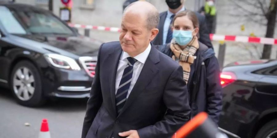 SPD-Kanzlerkandidat Olaf Scholz kommt zu den Koalitionsverhandlungen in die Hamburger Landesvertretung in Berlin. Foto: Kay Nietfeld/dpa