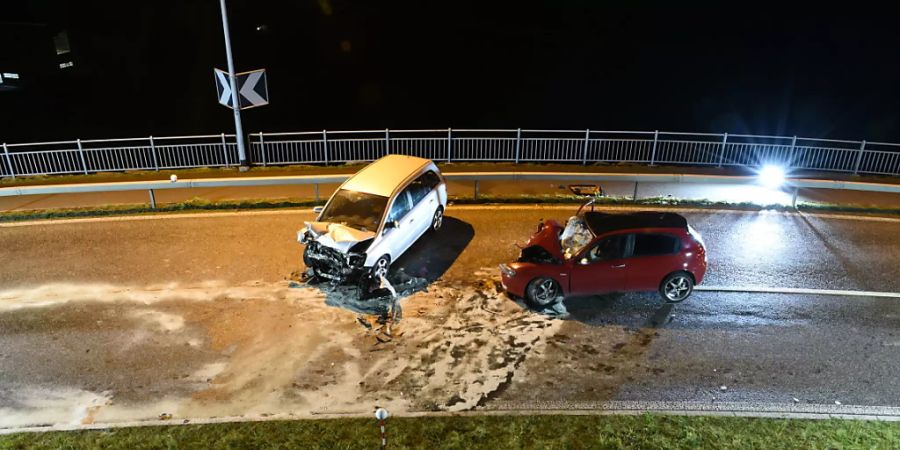 Bei einer Frontalkollision zweier Autos im luzernischen Ebnet sind am Sonntagabend sechs Personen verletzt worden. (Bild: Luzerner Polizei)