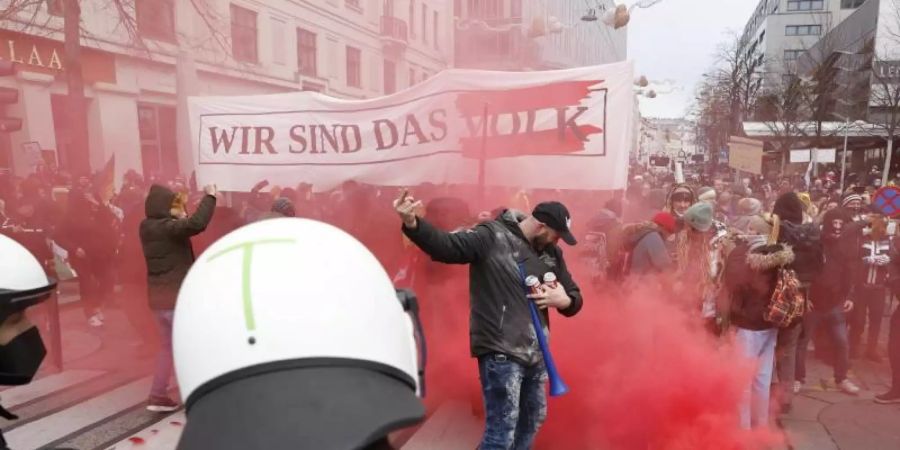 Polizisten und Demonstranten in Wien. Foto: Florian Wieser/APA/dpa