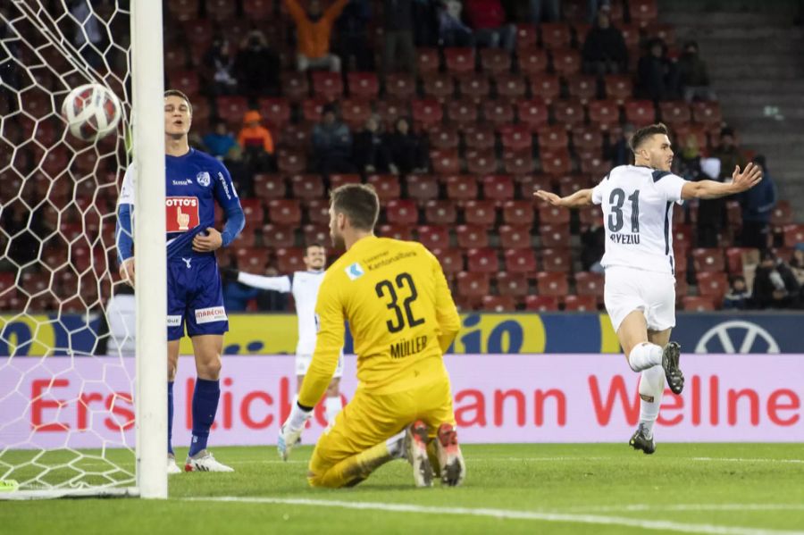 Mirlind Kryeziu (r.) jubelt nach seinem Kopfball-Tor zum 3:0.