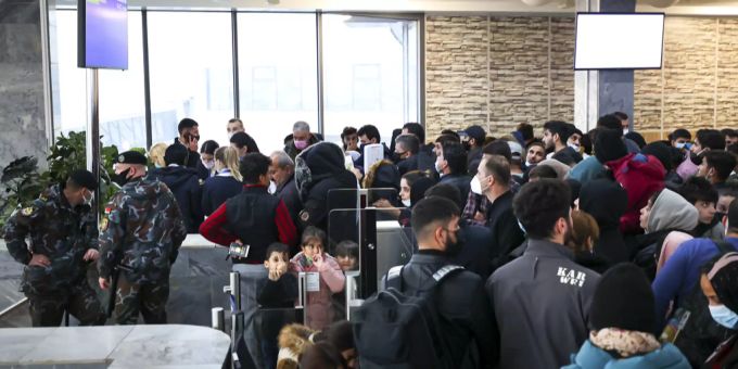Irakische Migranten stehen Schlange für die Registrierung für einen Sonderflug von Belarus nach Irak. belarus
