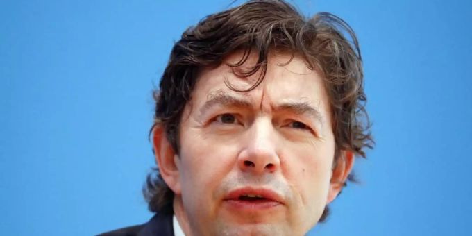 Virologe Christian Drosten ist für einen Mix aus Corona-Massnahmen. Foto: Fabrizio Bensch/Reuters Pool/dpa Virologe Christian Drosten ist für einen Mix aus Corona-Massnahmen. Foto: Fabrizio Bensch/Reuters Pool/dpa