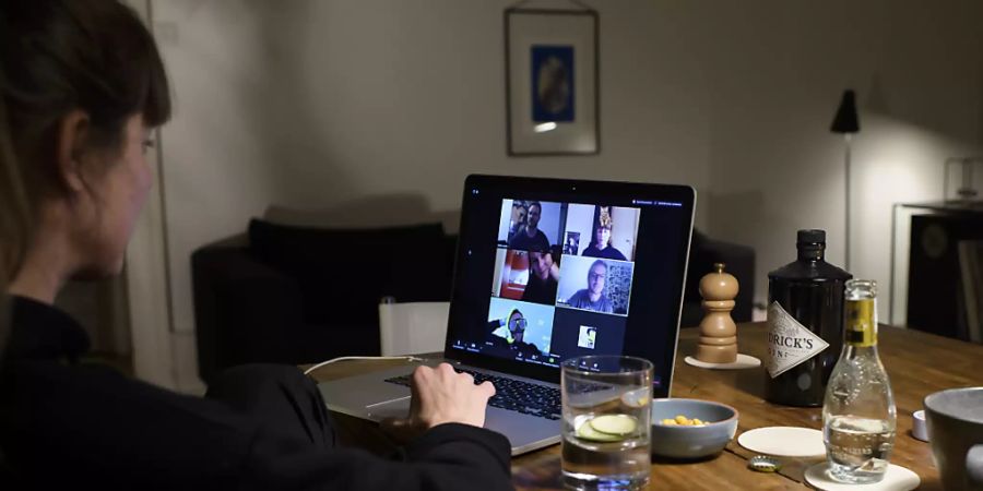 Um zwischenmenschliche Kontakten zu pflegen, stossen digitale Alternativen an ihre Grenzen: Schweizerinnen und Schweizer wünschen sich solche private Treffen seltener, als diese während der Pandemie stattfanden. (Archivbild)