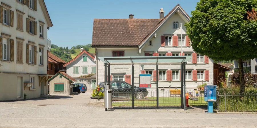 Die Bushaltestelle Oberriet beim Rathaus Oberriet im Rheintal Kanton St. Gallen.