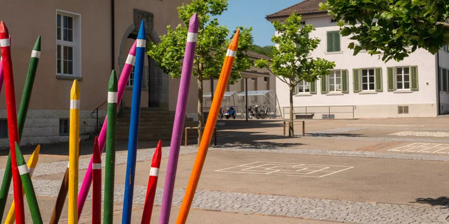 Der Schulhausplatz beim Schulhaus Schulstrasse in Aadorf.