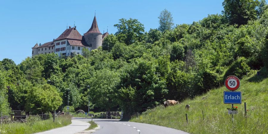 Einfahrtstrasse Richtung der Gemeinde Erlach.