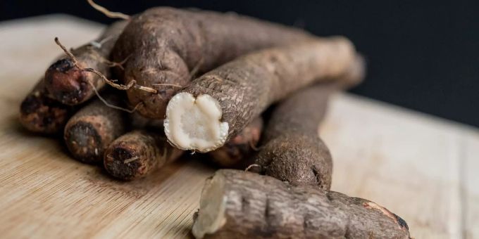 Schwarzwurzeln machen vielleicht auf den ersten Blick nicht viel her. Das Wintergemüse ist aber reich an Vitaminen und hat einen mild würzigen und leicht nussigen Geschmack. Schwarzwurzel