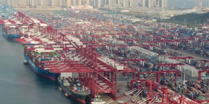 Docks eines Containerhafens Docks eines Containerhafens