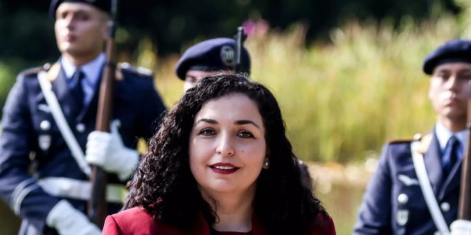Vjosa Osmani, Präsidentin der Republik Kosovo, ist über die Attacke auf einen Schulbus mit drei Toten schockiert. (Archivbild) Vjosa Osmani, Präsidentin der Republik Kosovo, ist über die Attacke auf einen Schulbus mit drei Toten schockiert. (Archivbild)