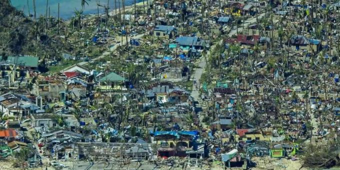Das von der Philippinischen Küstenwache herausgegebene Handout zeigt die Verwüstungen, die der Taifun «Rai» in der Provinz Surigao del Norte angerichtet hat. Foto: XinHua/dpa Das von der Philippinischen Küstenwache herausgegebene Handout zeigt die Verwüstungen, die der Taifun «Rai» in der Provinz Surigao del Norte angerichtet hat. Foto: XinHua/dpa