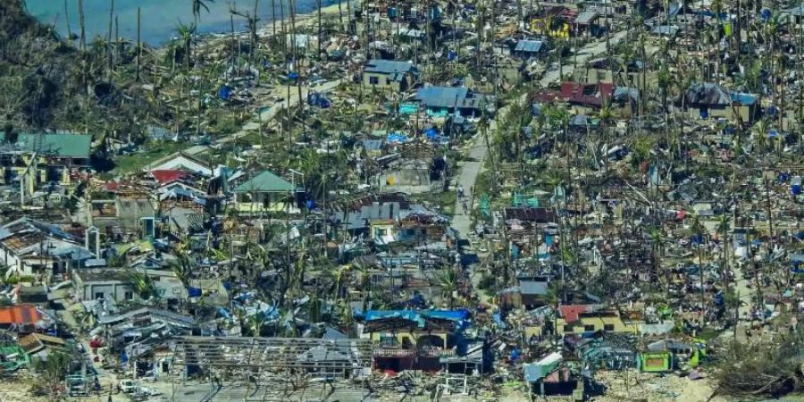 Das von der Philippinischen Küstenwache herausgegebene Handout zeigt die Verwüstungen, die der Taifun «Rai» in der Provinz Surigao del Norte angerichtet hat. Foto: XinHua/dpa