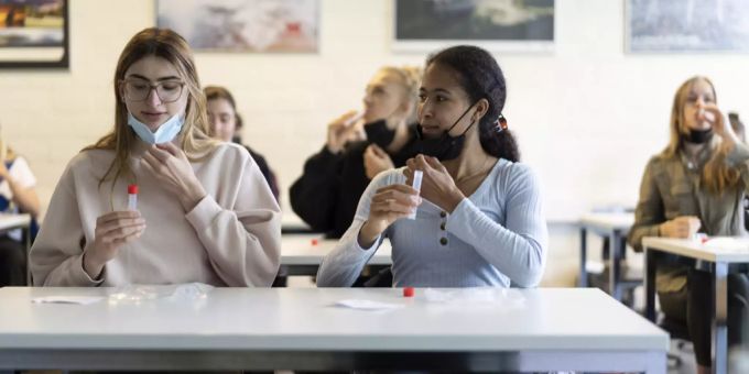 Während eines Corona PCR-Speichelpooltests in der Klasse 6D an der Kantonsschule Wiedikon nehmen Schülerinnen und Schüler eine salzige Flüssigkeit für eine Minute in den Mund um Speichel zu sammeln, fotografiert am Dienstag, 18. Mai 2021, in Zürich. Spucktest