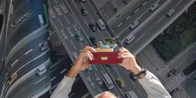 Richard Rogers hat 2006 in Venedig den Goldenen Löwen für sein Lebenswerk bekommen. Foto: Andrea Merola/epa/dpa Richard Rogers hat 2006 in Venedig den Goldenen Löwen für sein Lebenswerk bekommen. Foto: Andrea Merola/epa/dpa