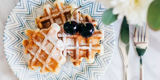 Belgische Waffeln sind wunderbar vielfältig variierbar. Waffeln auf Teller