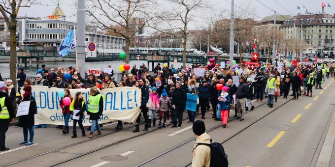 In Zürich protestieren hunderte gegen die Maskenpflicht an den Schulen. zürich demo