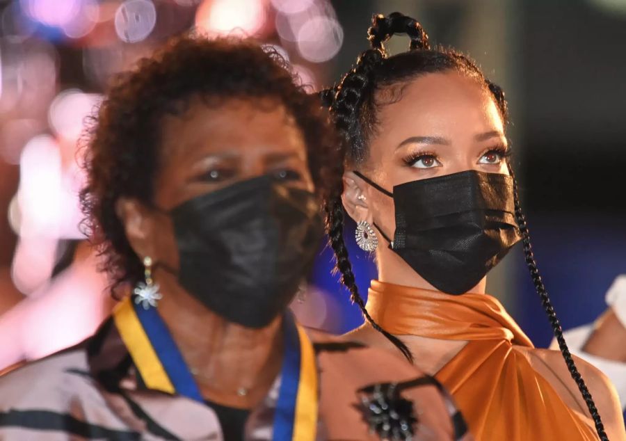 Barbados' neue Präsidentin (links) mit Sängerin Rihanna.