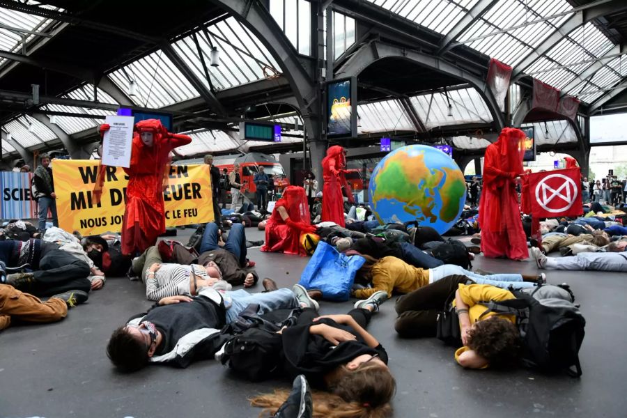 Am HB Zürich organisierten die Demonstranten und Demonstrantinnen ein «Die-In».