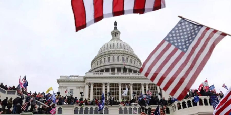 Unterstützer des damaligen US-Präsidenten Trump vor dem US-Kapitol am 6. Januar 2021. (Archivbild). Foto: Shafkat Anowar/AP/dpa