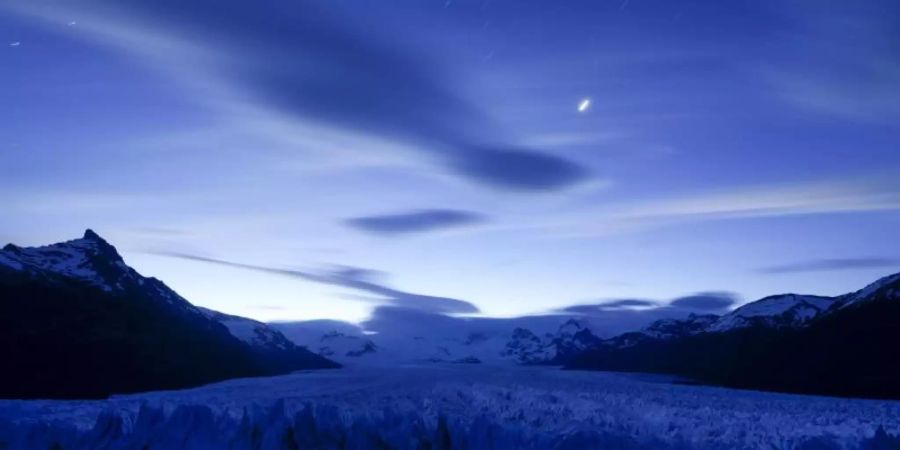 Der Perito-Moreno-Gletscher im Los-Glaciares-Nationalpark in Argentinien in der Nähe von El Calafate. Experten sind sich einig, dass bis 2030 weltweit viel mehr getan werden muss, wenn die Erderwärmung deutlich unter zwei Grad bleiben soll. Foto: Natacha Pisarenko/AP/dpa