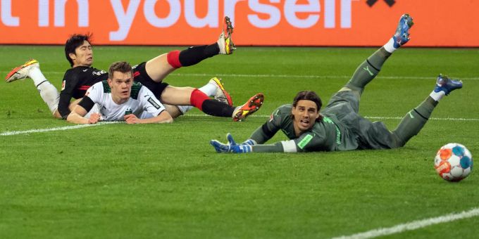 Matthias Ginter und Yann Sommer können den Treffer gegen Borussia Mönchengladbach nicht verhindern. Borussia Mönchengladbach