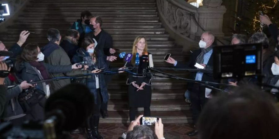Nach der Urteilsverkünding: Gerichtssprecherin Lisa Jani im Eingangsbereich des Gerichtsgebäudes. Foto: Christophe Gateau/dpa
