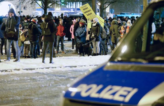Teilnehmer versammeln sich zu einer Demonstrationen gegen Corona-Einschränkungen und Impfpflicht. Zu der allwöchentlichen Demonstration in Rostock haben sich wieder mehrere tausend Menschen eingefunden. Proteste gegen die Corona-Massnahmen - Rostock