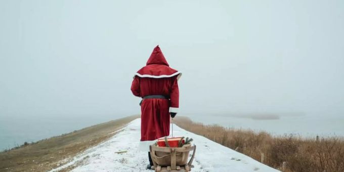 Da geht er hin - der Weihnachtsmann. Foto: Gordon Timpen/NDR/dpa Da geht er hin - der Weihnachtsmann. Foto: Gordon Timpen/NDR/dpa