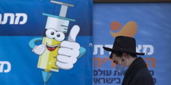 ARCHIV - Ein ultra-orthodoxer jüdischer Mann geht an einem Corona-Impfzentrum vorbei. Foto: Oded Balilty/AP/dpa ARCHIV - Ein ultra-orthodoxer jüdischer Mann geht an einem Corona-Impfzentrum vorbei. Foto: Oded Balilty/AP/dpa