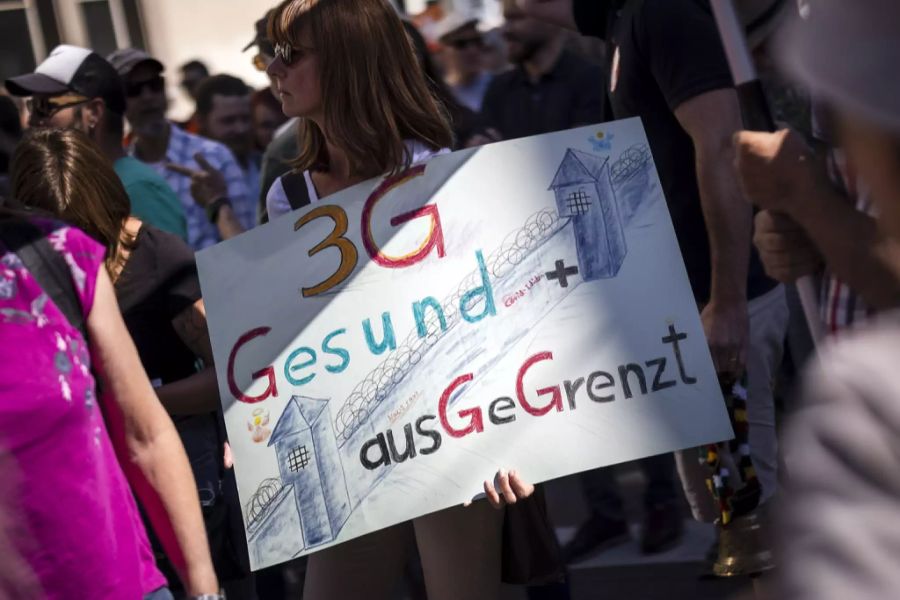 Demonstranten bei einer Kundgebung gegen die Massnahmen zur Eindämmung des Coronavirus auf dem Neumarkt in Winterthur, am Samstag, 18. September 2021.