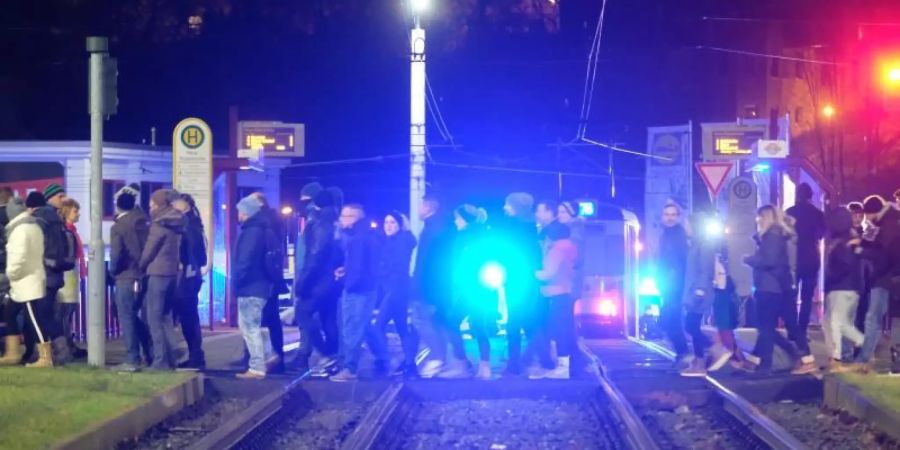 Kritiker der Corona-Massnahmen sind im sächsischen Plauen unterwegs. Foto: Sebastian Willnow/dpa-Zentralbild/dpa