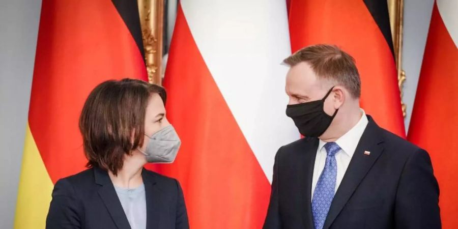 Annalena Baerbock zusammen mit dem polnischen Präsidenten Andrzej Duda. Foto: Kay Nietfeld/dpa