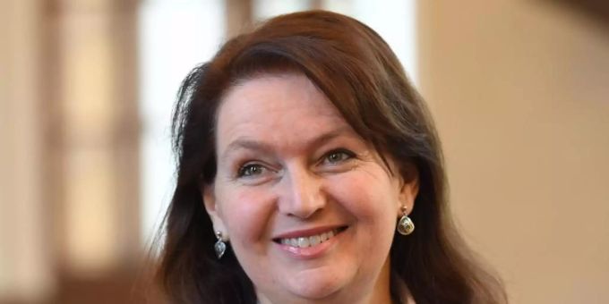 Milena Kralickova, Medizinprofessorin im Akademischen Senat der Karlsuniversität: Erstmals in ihrer mehr als 670-jährigen Geschichte wird die renommierte Karlsuniversität in Prag eine Frau an ihrer Spitze haben. Foto: ulová Kateøina/CTK/dpa Milena Kralickova, Medizinprofessorin im Akademischen Senat der Karlsuniversität: Erstmals in ihrer mehr als 670-jährigen Geschichte wird die renommierte Karlsuniversität in Prag eine Frau an ihrer Spitze haben. Foto: ulová Kateøina/CTK/dpa