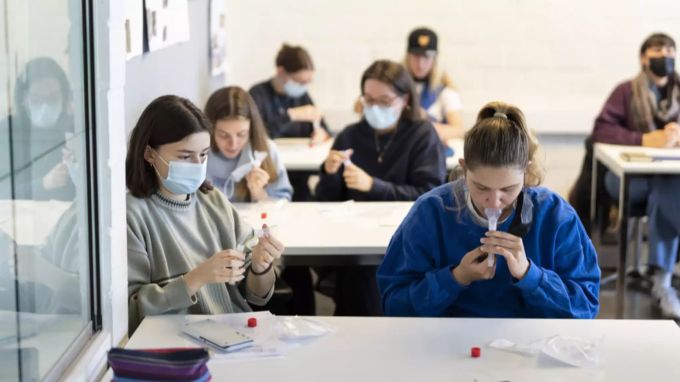 Während eines PCR-Speichelpooltests in der Klasse 6D an der Kantonsschule Wiedikon nehmen Schülerinnen und Schüler eine salzige Flüssigkeit für eine Minute in den Mund um Speichel zu sammeln, fotografiert am Dienstag, 18. Mai 2021, in Zürich. Speicheltest Pooltest PCR Schule