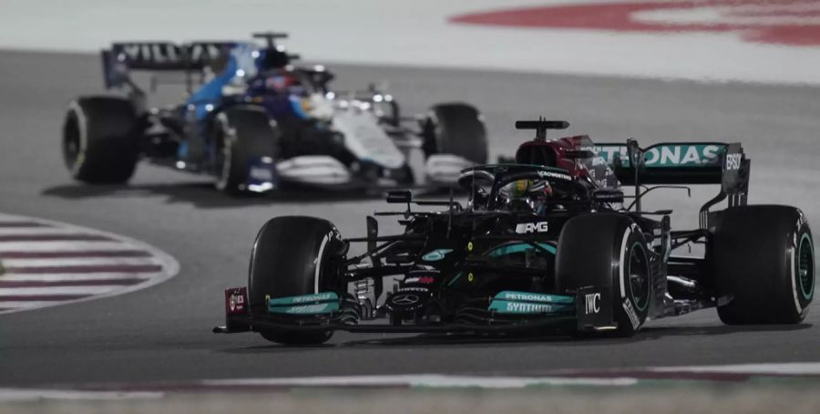 Lewis Hamilton fährt seinem souveränen Start-Ziel-Sieg entgegen.