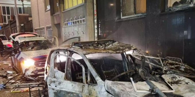 Ausgebrannte Autos, darunter auch Polizeifahrzeuge, stehen auf einer Strasse in Rotterdam. Foto: Hollandse Hoogte/Inter Visual Studio/ANP/dpa Ausgebrannte Autos, darunter auch Polizeifahrzeuge, stehen auf einer Strasse in Rotterdam. Foto: Hollandse Hoogte/Inter Visual Studio/ANP/dpa